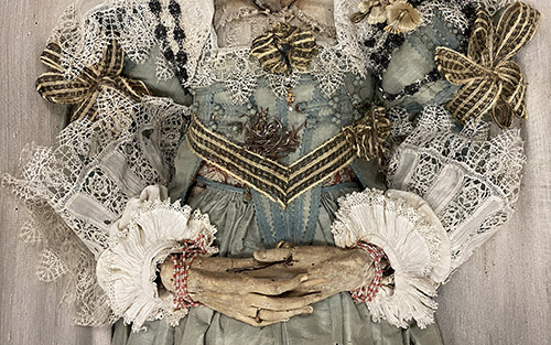 Jeune fille de Strasbourg. Fillette probablement issue d’une famille aristocratique protestante étrangère à Strasbourg, décédée entre ses 7 et ses 11 ans, entre les années 1635 et 1640. Son état exceptionnel de conservation témoigne d’une grande maîtrise technique de la momification. En cours de dépôt par le Chapitre de Saint-Thomas au Musée de l’Homme. © E. Quetel.