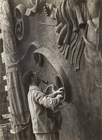 Zadkine travaillant au relief du cinéma Métropole à Bruxelles, Vers 1932, photographie anonyme. Paris, archives du musée Zadkine.