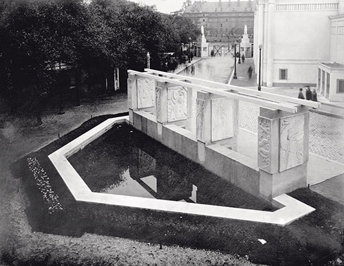La Pergola de la Douce France : vue du bassin d’eau, 1925. Photographie de Marc Vaux. Paris, fonds Harlingue / Roger-Viollet. © Fonds Arlingue / BHVP / Roger-Viollet / Roger-Viollet.