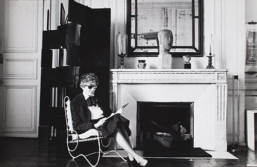 Eileen Gray dans son appartement, vers 1970. Photographie anoyme. Photographie : courtesy National Museum of Ireland.