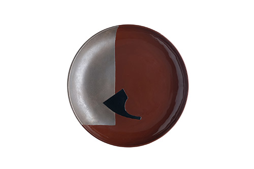 Eileen Gray (1878-1976), Assiette, vers 1918-1920. Bois laqué marron, argenté et noir, diam. 16,8 cm. Paris, collection particulière. Photographie : Patrick Danino.