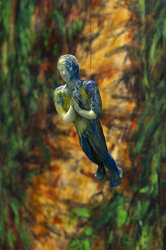 Isabel De Obaldia, Et nous voici, déchirés (détail installation), 2025. Peinture sur papier, (technique mixte : acrylique, pastel, fusain), 350 cm x 480 cm. Sculpture en verre : 21 x 8 x 4 cm. Photo : Sebastián Icaza.