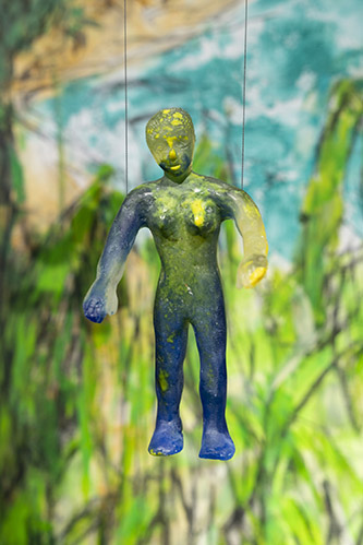 Isabel De Obaldia, Et nous voici, déchirés (détail installation), 2025. Peinture sur papier, (technique mixte : acrylique, pastel, fusain), 350 cm x 480 cm. Sculpture en verre : 20 x 10 x 8 cm. Photo : Sebastián Icaza.