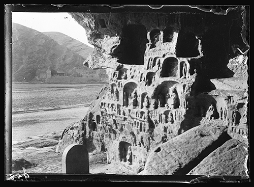 Edouard Chavannes (1865-1918), Site bouddhique de Longmen, province du Henan,1907. Fac-similés de tirages numériques d’après un négatif au gélatino-bromure d’argent sur plaque de verre. © MNAAG, Paris, Dist. GrandPalaisRmn / image musée Guimet.