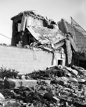 Randa Mirza, édifice détruit par les bombardements israéliens au Sud Liban en 2024. Série « Atlal » (Ruines). © Randa Mirza. Prix Camera Clara 2025.