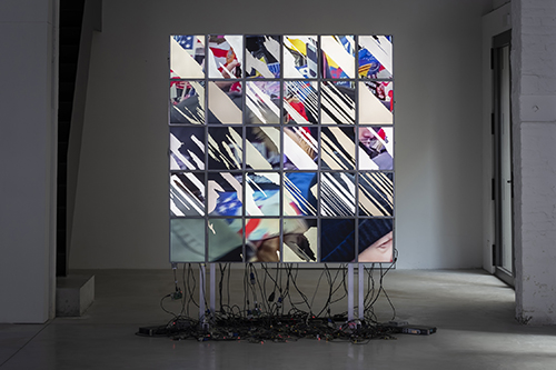 Emmanuel Van der Auwera, Videosculpture XXVIII, 2023, écrans LCD, filtre polarisant, Raspberry Pi, métal, câbles, vidéo HD, 250 x 190 x 140 cm, courtesy de l’artiste et de la galerie Harlan Levey Projects (Bruxelles).