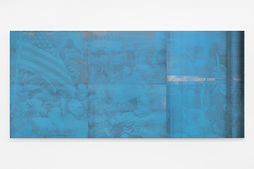 Emmanuel Van der Auwera, Memento 59 (Capitol Black), 2025, tirage sur plaques offset ayant servi à l’impression de journaux, 132 x 288 x 3 cm, courtesy de l’artiste et de la galerie Harlan Levey Projects (Bruxelles)