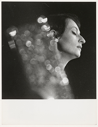 Barbara sur scène par Marcel Imsand. Dpt de la Musique, BnF. © Photo Elysée, Lausanne, Fonds Marcel Imsand.