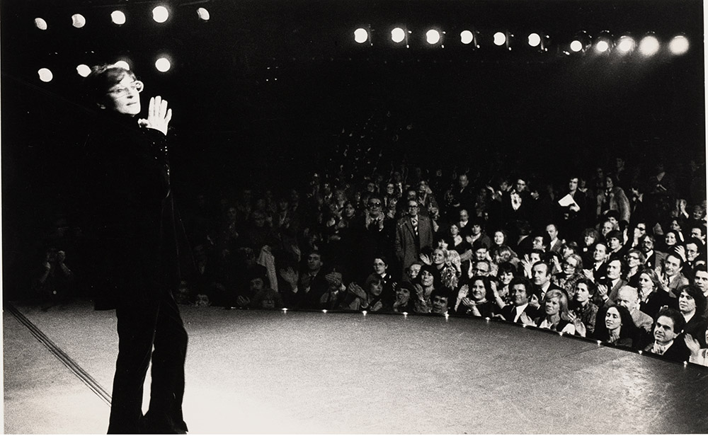 Barbara sur la scène de l’Olympia en 1978 avec public en face par Marcel Imsand. Dpt de la Musique, BnF. Crédit : © Photo Elysée, Lausanne, Fonds Marcel Imsand.