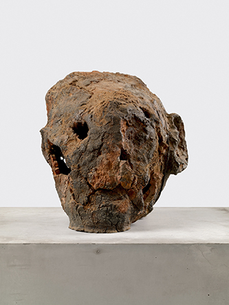 Huma Bhabha, Untitled, 2022. Terre cuite, acrylique, sable, contreplaqué et béton, 109,2 x 61,9 x 62,2 cm. © Huma Bhabha / Courtesy de l’artiste et David Zwirner.