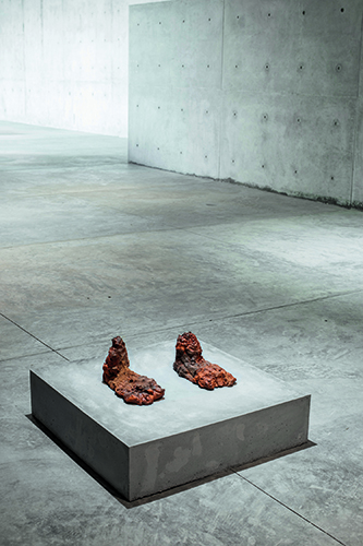 Huma Bhabha, Untitled, 2022. Terre cuite, acrylique, sable, contreplaqué et béton, 39,4 x 81,9 x 81,9 cm. © Huma Bhabha / Courtesy de l’artiste et David Zwirner.