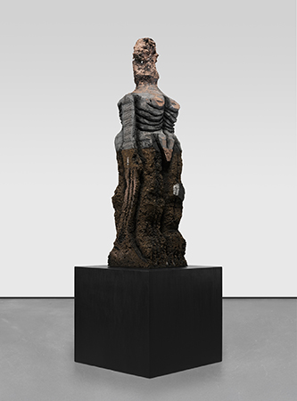 Huma Bhabha, So Am I, 2025. Liège, polystyrène, argile, fil de fer, os, acrylique, bâton à l’huile, craie et bois, 175,3 x 56,2 x 56,2 cm. © Huma Bhabha / Courtesy de l’artiste et David Zwirner.