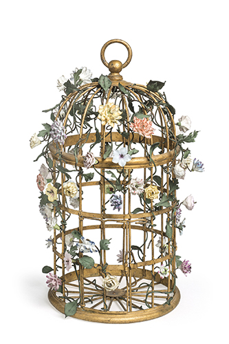 Cage à oiseaux — France, XVIIIe siècle Fer peint et doré, porcelaine, polychromie. © Les Arts Décoratifs / Christophe Dellière.