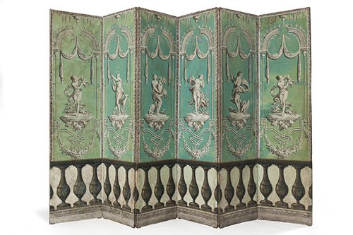 Paravent à six feuilles recouvert du papier peint Les Cinq sens — Attribué à la manufacture de Réveillon, Paris, vers 1780. Bois, cuir, papier rabouté, impression à la planche de bois. © Les Arts Décoratifs / Christophe Dellière.