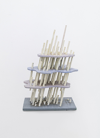 Igor Ckelkovski, Pluie diagonale, 2001. Acrylique sur bois, 52 x 35 x 30 cm.