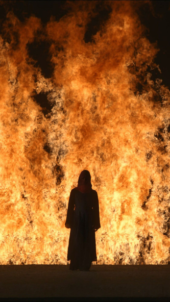 Bill Viola, Fire Woman, 2005. Installation vidéo / sonore : projection vidéo haute définition couleur ; quatre canaux audio avec caisson de basses (4.1), 580 × 326 cm (écran), 11 min. 12 sec. Pinault Collection.