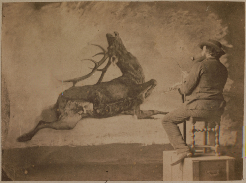 Etienne Carjat, Gustave Courbet peignant «L’Hallali du Cerf», 1867. Tirage sur papier albuminé, 7,8 × 10,5 cm. Paris, Petit Palais, musée des Beaux-Arts de la Ville de Paris. CCØ Paris Musées / Petit Palais.