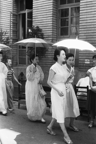 Han Youngsoo (1933-1999), Myeongdong, 1958, Séoul, Fondation Han Youngsoo © Han Youngsoo.