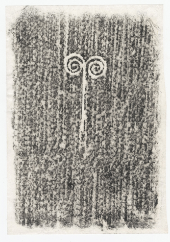 Signe lapidaire — Cathédrale Notre-Dame de Paris, narthex, mur occidental. Estampage, 2021. Papier et encre. © Les Arts Décoratifs.