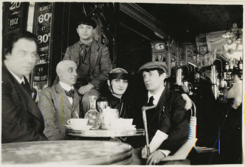 Cocteau Jean (1889-1963), Tirage interfolié dans le livre de Max Jacob "Le cornet à dés". Dédicacé par l'auteur et illustré par Picasso. Manuel Ortiz de Zarate, Max Jacob, Moïse Kisling, Pâquerette et Picasso à Montparnasse au café La Rotonde. Pâquerette est mannequin chez Jean Poiret à l'époque de sa liaison avec Picasso depuis l'été 1916 jusqu'au début de 1917. © GrandPalaisRmn (musée national Picasso-Paris) / Thierry Le Mage.