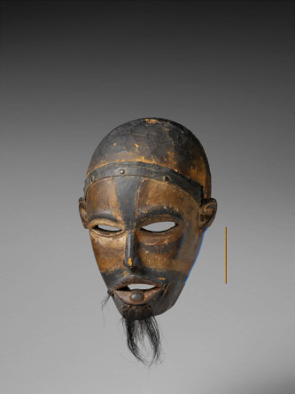 Masque anthropomorphe. N° inventaire 73.1965.10.5. Masque en bois léger de style naturaliste. Les yeux et la bouche sont évidés. Sur la lèvre inférieure de la bouche ouverte, une protubérance (langue ?) Des fragments de cuir et de poils de singe forment une barbe et une moustache, fixées sous la lèvre inférieure et aux commissures de la bouche. Au niveau du front, un bandeau de textile est maintenu par des clous. Les couleurs, dans les tons rouge/noir/blanc, sont réparties en à-plats, symétriquement et en jouant sur les oppositions. Des éclats (nez, joue droite) et des griffures altèrent la surface de ce masque. Nom de l'exposition, Fleuve Congo. Arts d'Afrique Centrale. 19e siècle. Bois, pigment, poils de singe, métal, textile. 34,5 x 18,5 x 14,1 cm, 273 g. Population Vili. Congo Afrique Afrique centrale Loango. © musée du quai Branly - Jacques Chirac, photo Patrick Gries, Valérie Torre.