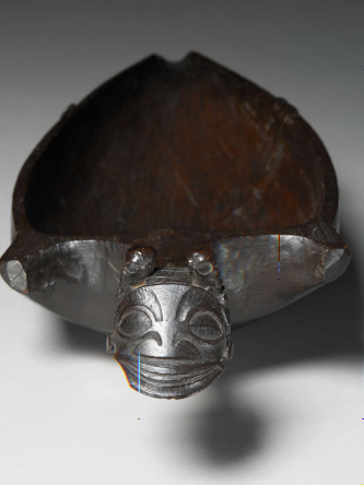 Plat à kava Tānoa. N° inventaire 71.1887.31.9. Plat en forme d'oiseau orné de tiki, servant parfois à transporter les crânes au Marne. Début ou milieu du 19e siècle. Bois sculpté, 14 x 21 x 57 cm, 1435 g. Population Marquisien. Océanie Marquises (îles) Polynésie française Marquisien Polynésie. © musée du quai Branly - Jacques Chirac, photo Patrick Gries, Bruno Descoings.