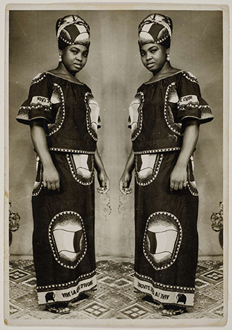 Sory Sanlé, Sans titre [portrait dédoublé d'une jeune femme] N° inventaire 70.2017.28.8, 1970-1980 : date de prise de vue. (Portrait dédoublé en miroir d'une jeune femme debout de trois quarts en studio.) Tirage sur papier baryté, marge blanche monté sur carton. Dimensions du tirage : 12,5 x 18 cm, Dimensions du montage : 30 x 40 cm. Sory Sanlé © musée du quai Branly - Jacques Chirac.