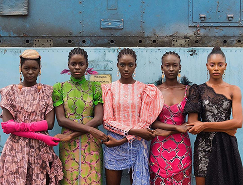 Stephen Tayo, Mannequins se tenant la main à Lagos, 2019. Afrique, Nigéria. © Courtesy Lagos Fashion Week.