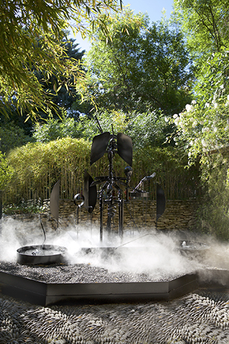Yosra Mojtahedi, Volcanahita, 2024. Installation sculpturale, mouvante, sonore, acier, sculpture en verre, liquide noir, tuyaux, pompes. 360 x 400 x 400 cm. Collection Fondation Villa Datris. © Yosra Mojtahedi, Adagp, Paris, 2026. Photo © Bertrand Michau.