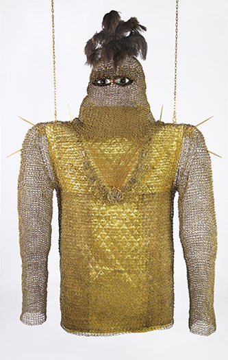 Raymonde Arcier, Ar(t)mur(e) pour art(r)iste, 1981. Laiton crocheté à la main, rayonne molletonnée cousue main, boutons, plumeau clous, attaches-parisiennes, serrures, blason, 240 x 120 x 30 cm, Collection Fondation Villa Datris. Photo © Bertrand Michau.