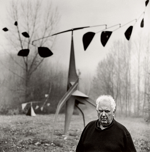 Herb Weitman, Calder avec Southern Cross (1963) et / and Back from Rio (1959), Roxbury, c. 1963. Tirage gélatino-argentique, 35,6 x 27,9 cm. Calder Foundation, New York. © 2026 Calder Foundation, New York / ADAGP, Paris.