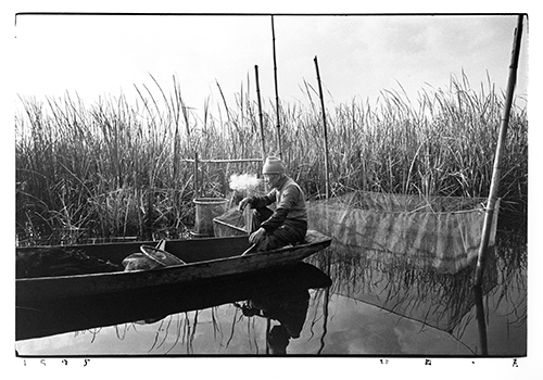 Kazuo Kitai, Pêcheur en rivière, série Vers les villages, département de Chiba, 1975
