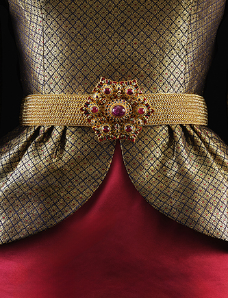 Robe du soir (détail) — 1985, Erik Mortensen (danois, 1926‑1998) pour Balmain. Brocart de soie et de fils métalliques, XIXe siècle ; satin de soie. Collection de Sa Majesté la Reine Sirikit.