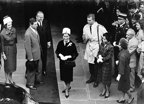 Sa Majesté la Reine Sirikit à Paris en visite à la maison Balmain (44, rue François Ier) — 12 octobre 1960, Paris, Patrimoine Balmain. © Patrimoine BalmainDe gauche à droite :
Robe du soir — 1960, Pierre Balmain (français, 1914-1982). Satin de soie brodé de fils métalliques et de cristaux. Collection de Sa Majesté la Reine Sirikit. 
Robe du soir — 1960, Pierre Balmain (français, 1914-1982). Dentelle de coton, fils métalliques, fils de plastique, perles et sequins Collection de Sa Majesté la Reine Sirikit.
Robe du soir — 1960, Pierre Balmain (français, 1914-1982). Satin de soie orné de fils de soie, de perles tressées, de paillettes et de broderies de métal doré Collection de Sa Majesté la Reine Sirikit.