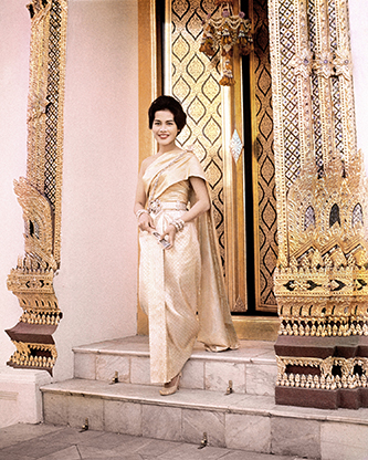 Sa Majesté la Reine Sirikit pour Vogue, 1962. © Horst P. Horst / Condé Nast via Getty Images.