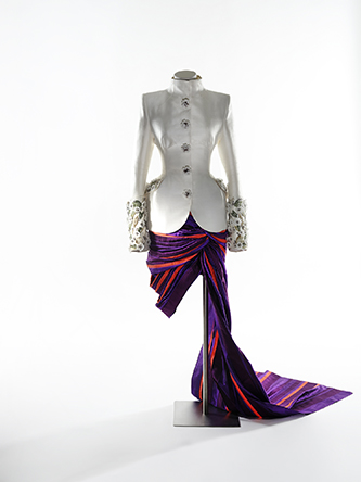 Ensemble de deux pièces inspiré du Chud Thai (huit formats) — 2025, SIRIVANNAVARI (Thaïlande, créée en 2005). Perles de soie, de verre et de cristal, fil de coton, bandes métalliques plates et plastique recyclé, broderie rappelant le jasmin du Cap. Collection de SIRIVANNAVARI.