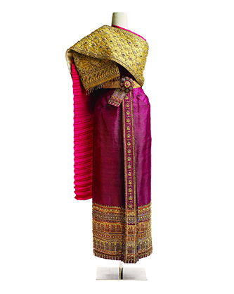 Thai Chakraphat — 1981, Créateur thaïlandais inconnu. Soie unie, brocart de soie et de fils métalliques, perles, fils métalliques et sequins. Collection de Sa Majesté la Reine Sirikit.