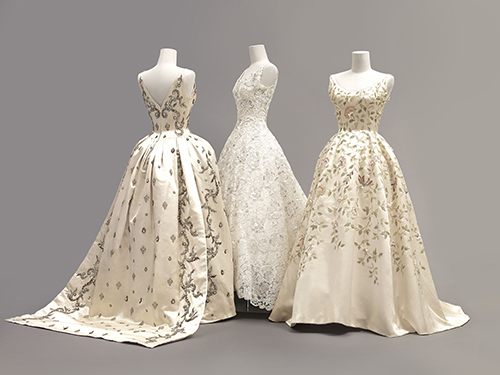De gauche à droite :
Robe du soir — 1960, Pierre Balmain (français, 1914-1982). Satin de soie brodé de fils métalliques et de cristaux. Collection de Sa Majesté la Reine Sirikit.
Robe du soir — 1960, Pierre Balmain (français, 1914-1982). Dentelle de coton, fils métalliques, fils de plastique, perles et sequins Collection de Sa Majesté la Reine Sirikit.
Robe du soir — 1960, Pierre Balmain (français, 1914-1982). Satin de soie orné de fils de soie, de perles tressées, de paillettes et de broderies de métal doré Collection de Sa Majesté la Reine Sirikit.