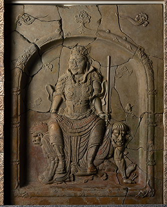 Bas-relief représentant un des quatre rois-gardiens célestes. Corée du Sud, Gyeongju, monastère des Quatre rois-gardiens célestes, règne du Roi Munmu vers 679, argile, glaçure verte, H. 52 cm, Gyeongju, musée national, Gyeongju 199 ⓒ Musée national de Gyeongju.