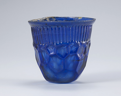 Gobelet à décor de facettes. Corée du Sud, Gyeongju, tombe du Cheval céleste, 6e siècle, verre, H. 7,4 cm, Gyeongju, musée national, Gyeongju 2386 ⓒ Musée national de Gyeongju.