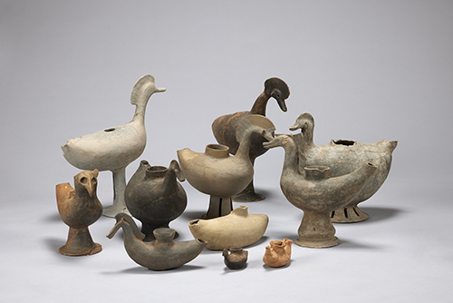 Ensemble de récipients en forme d’oiseau. Corée du Sud, Gyeongju, Deokcheon-ri, 3e-4e siècle, terre cuite, Gyeongju, musée national, Gyeongju ⓒ Musée national de Gyeongju.