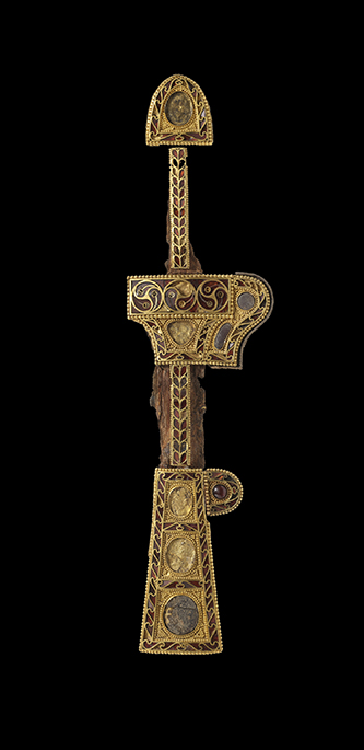 Dague avec poignée et fourreau dorés. Corée du Sud, Gyeongju, Gyerim-ro, tombe no 14, 6e siècle, or, grenats rouges, verre bleu, pierres précieuses, L. 36 cm x l. 9,05 cm, Gyeongju, musée national, Gyeongju 42429 ⓒ Musée national de Gyeongju.