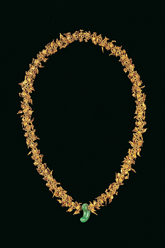 Collier en or et jade. Corée du Sud, Gyeongju, Noseo-ri, tombe 215, période des Trois Royaumes (57 av. J.-C. - 668 apr. J.-C.), or, jade, L. 30,3 cm, Séoul, musée national de Corée, Bongwan 13613 ⓒ Musée national de Gyeongju.