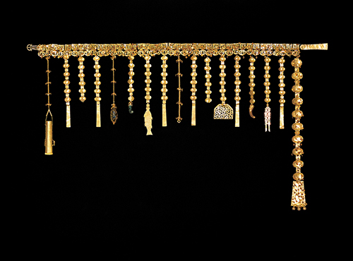 Ceinture en or. Corée du Sud, Gyeongju, tombe de la couronne d’or, 5e siècle, or, jade, verre, L. 131,4 cm, Gyeongju, musée national, Bongwan 9415, 9416 ⓒ Musée national de Gyeongju.