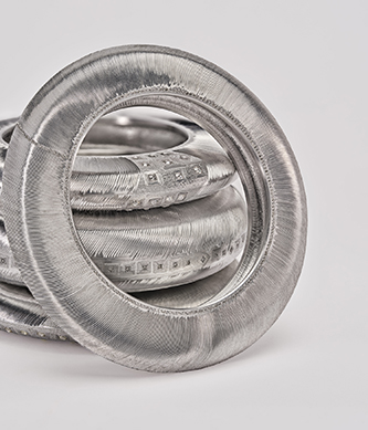 https://francefineart.com_Daniel Brush, Rings of Infinity [Cercles de l'infini], 2009 – 2010. Aluminium pur, diamants. Collection privée. Photo : L’École des Arts Joailliers – B. Chelly.