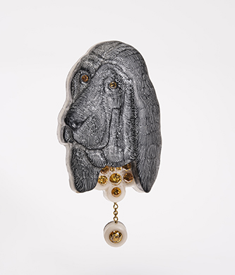 https://francefineart.com_Daniel Brush, La Ménagerie Magnétique : Broche Basset, 2007. Plastique, résine, diamants de couleur, encre, acier, or, aimant. Collection privée. Photo : L’École des Arts Joailliers – B. Chelly.