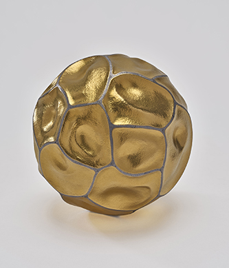 https://francefineart.com_Daniel Brush, Orb [Sphère], 1992 – 1995. Or pur, acier. Collection privée. Photo : L’École des Arts Joailliers – B. Chelly.