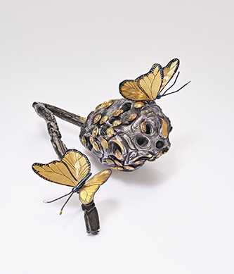 https://francefineart.com_Daniel Brush, Nest [Nid]: Papillons, Coccinelles, 1990 – 1992. Or pur, acier. Collection privée. Photo : L’École des Arts Joailliers – B. Chelly.