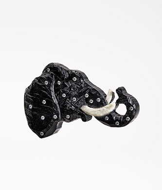 https://francefineart.com_Daniel Brush, La Ménagerie Magnétique :  Broche Tête d'éléphant, 2006. Plastique, résine, diamants, acier, or, aimant. Collection privée. Photo : L’École des Arts Joailliers – B. Chelly.