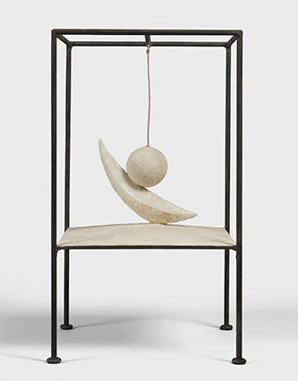 Alberto Giacometti, Boule suspendue, 1930-1931, version de 1965. Plâtre, métal peint et ficelle, 60,6 × 35,6 × 36,1 cm. Fondation Giacometti. © Succession Alberto Giacometti / ADAGP, Paris 2026.